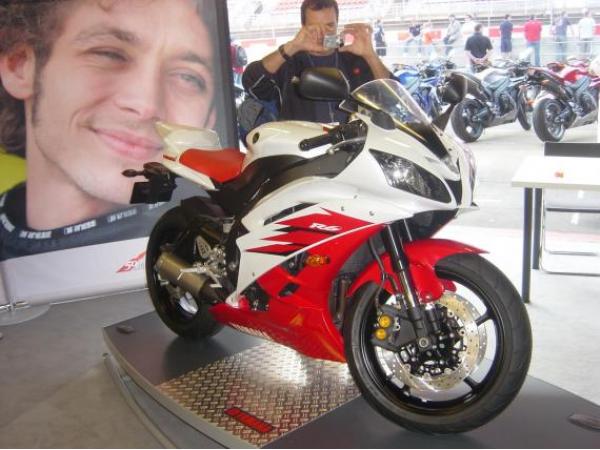 Presentación R6 y R1 2006 en Montmeló